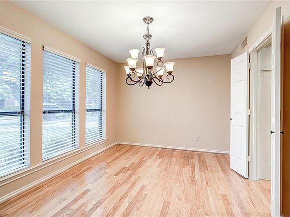 4th image of 2707 Coventry Ln