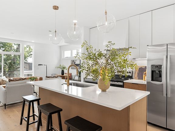 3rd image of 3010 Edwin Cir