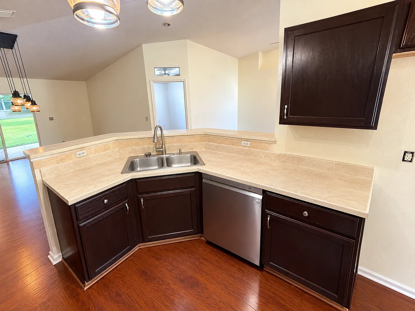 3 bed, 1616 sqft, $1,800 — Photo 3