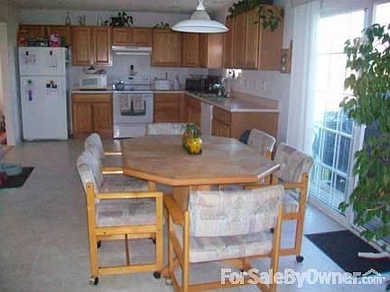 Large eat in kitchen with lots of cabinets