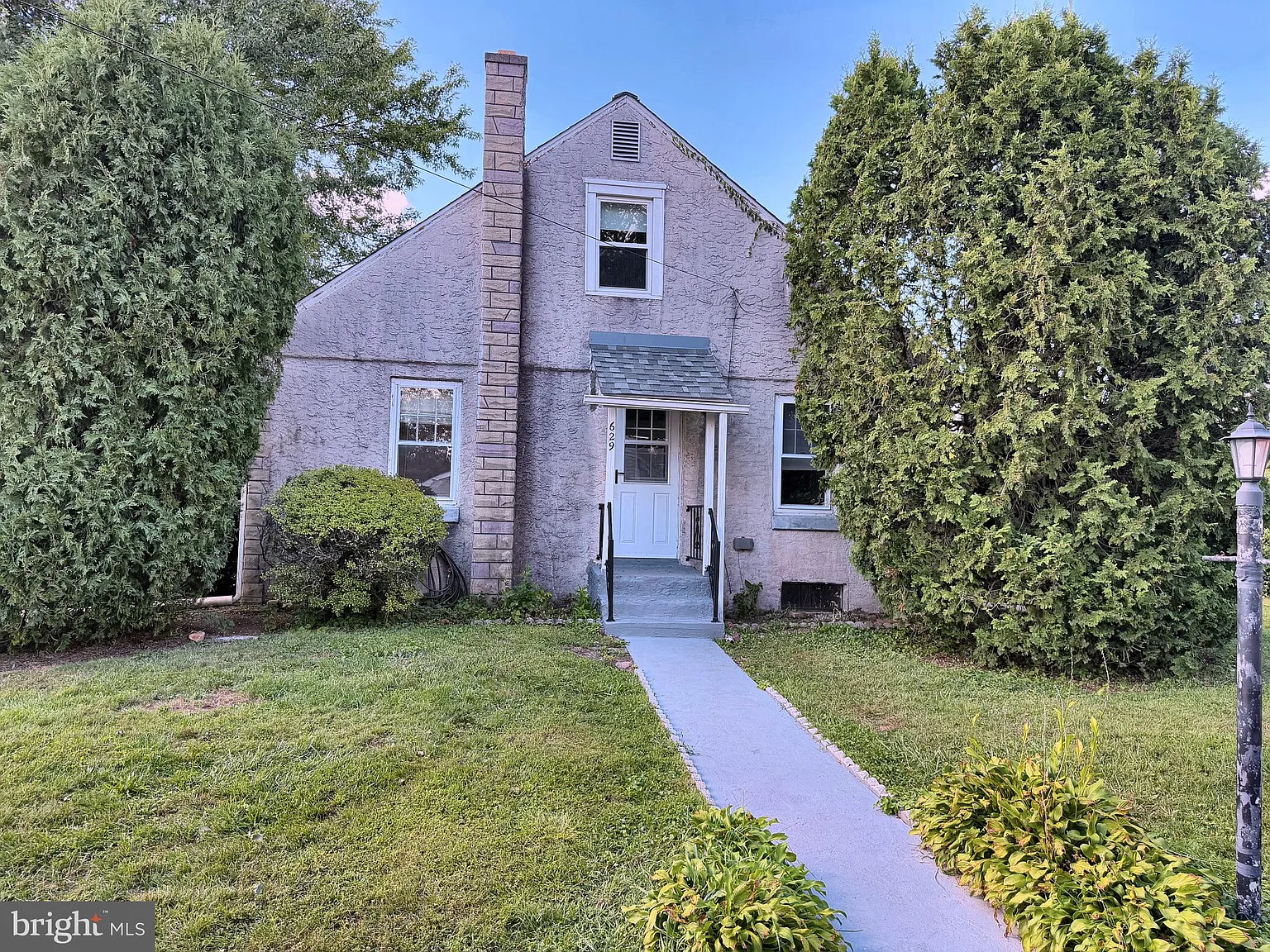 3 bed, 1.0 bath, 1210 sqft, $2,300 — Photo 1