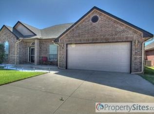 313 N Geronimo Way, Mustang, OK 73064