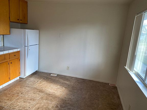 kitchen eating area