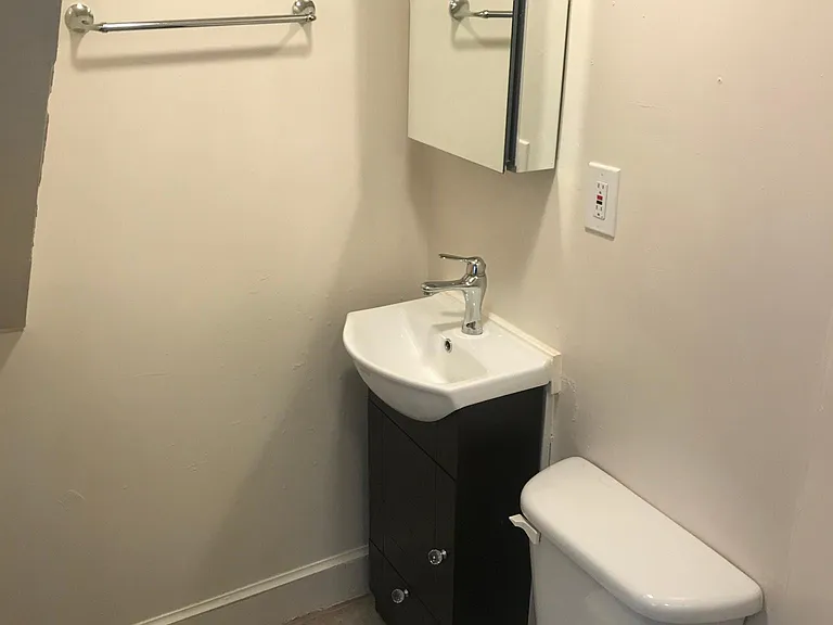686 Bridge St #2 — Photo 5