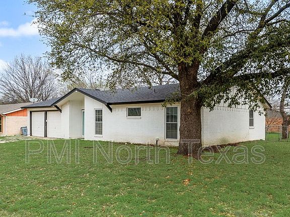 2nd image of 305 Live Oak Dr