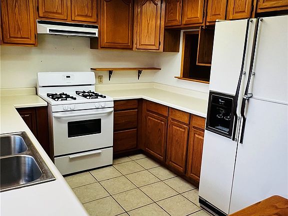 2nd image of 709 Ridgemount Dr