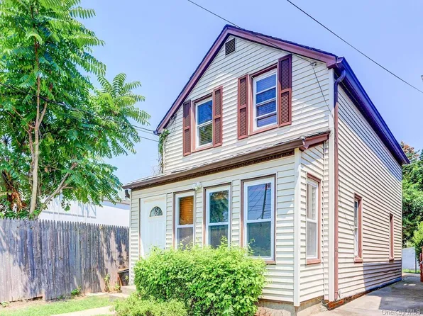 39 Bay Avenue, Hicksville, NY 11801