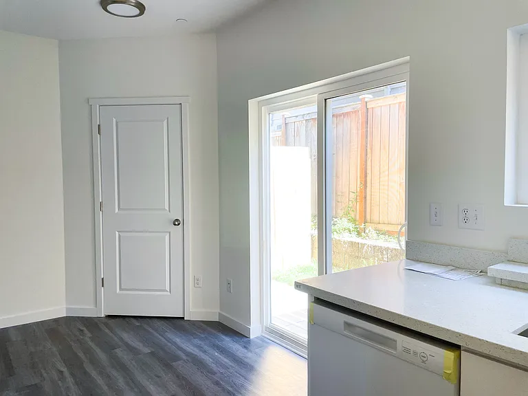 Iris Apartments — Photo 9