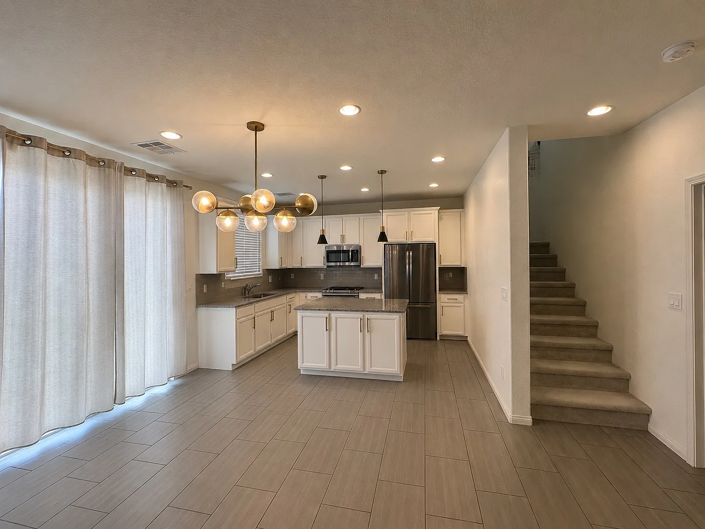 4 bed, 2.5 bath, 1867 sqft, $2,200 — Photo 2