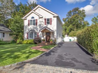 6 S Lot Rd, Smithtown, NY 11787