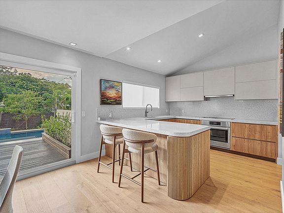 4th image of 715 N Victoria Park Road