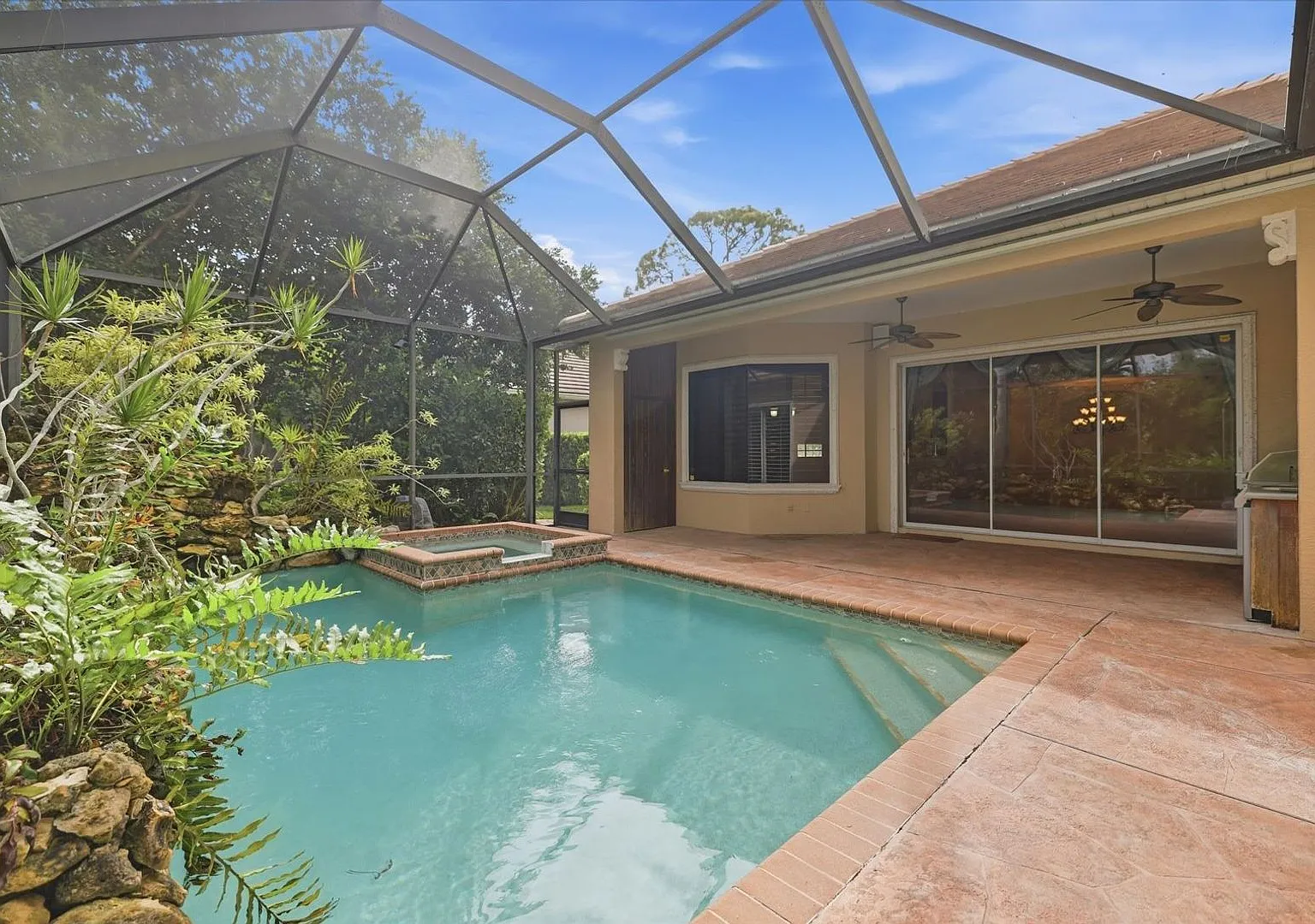3bd/2bth Tropical Hideaway w/ Screened-in Pool in the Oaks Preserve Community — Photo 2