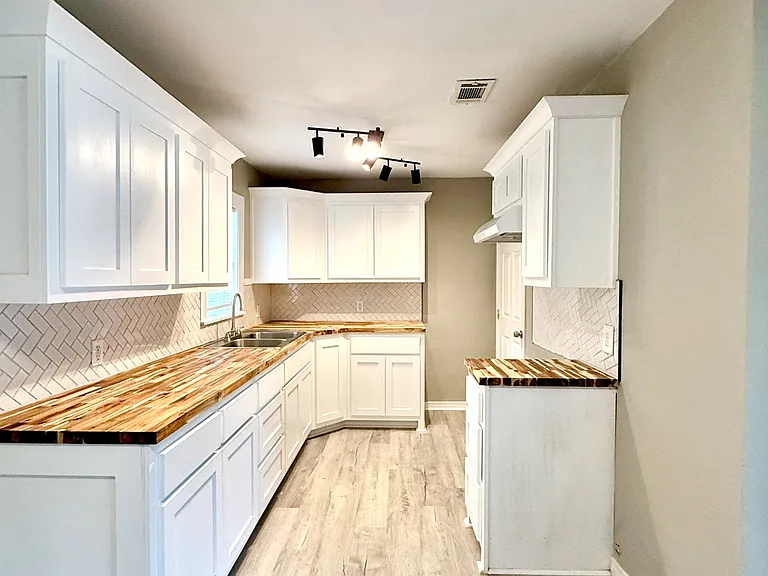 404 Ash St — Photo 4