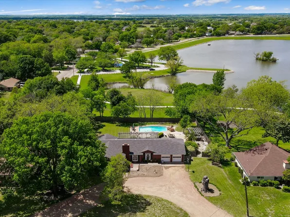 1805 N Preston St, Ennis, TX 75119