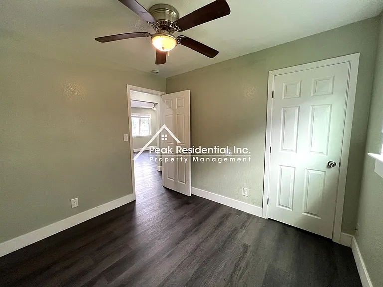 42ndAve3916 — Photo 24
