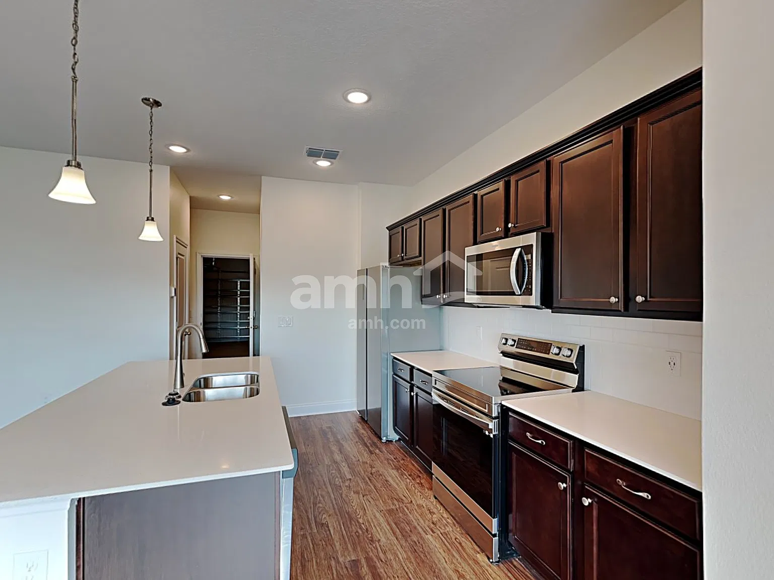 4 bed, 2.5 bath, 1977 sqft, $2,350 — Photo 3