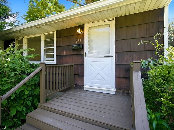 5th image of 234 Prospect St