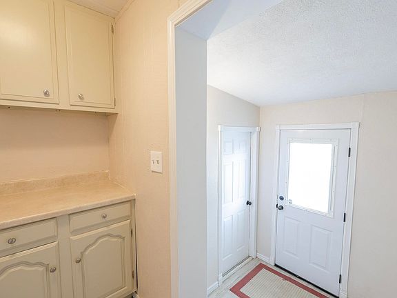 4th image of 585 Highland Ave
