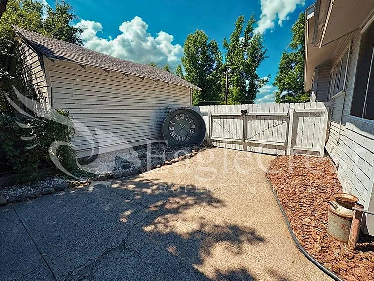 304 S Division St — Photo 76