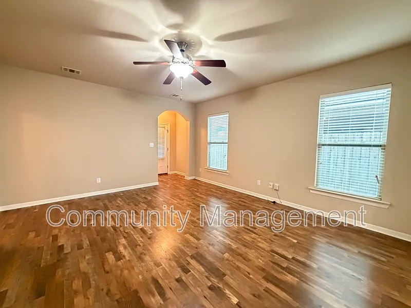 3 bed, 2.0 bath, 1631 sqft, $2,295 — Photo 4