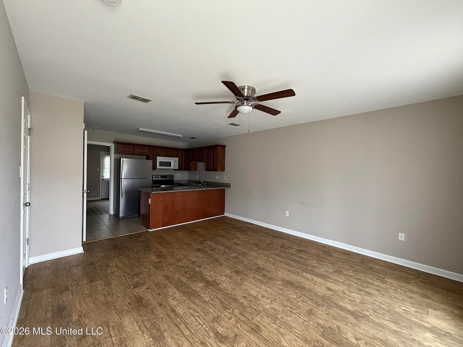 3 bed, 2.0 bath, 1000 sqft, $1,100 — Photo 2