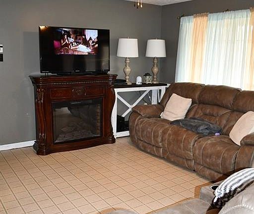 5th image of 745 Glenda Dr