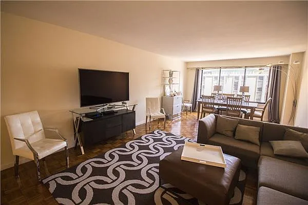 Rented by R New York | media 9