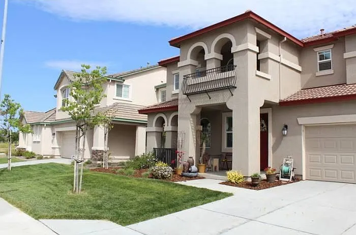 215 Whitman Ct — Photo 1