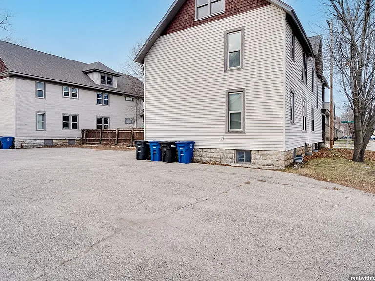 111 W Parkway Ave — Photo 2