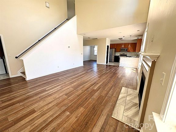 5th image of 89 Woodfern Rd
