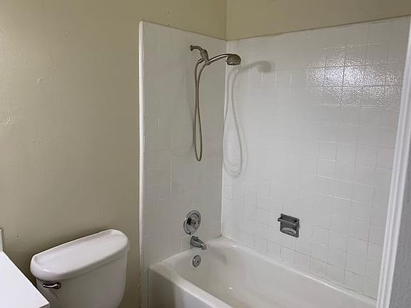 3rd image of 2421 Country Club Blvd #A1