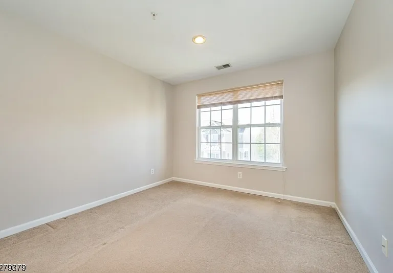 102 Lakeview Ct — Photo 11