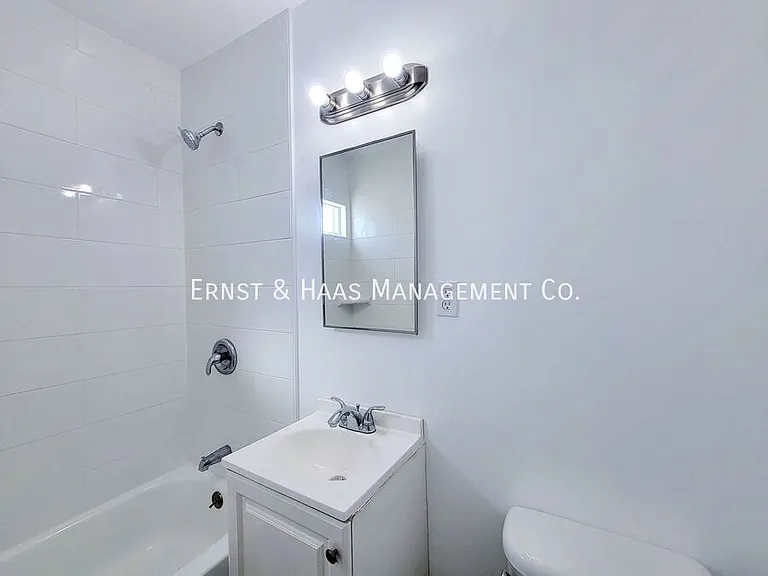 1027 E 7th St #1 — Photo 15