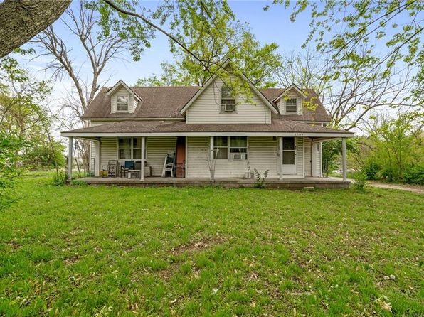 22111 S Old Town Dr, Peculiar, MO 64078