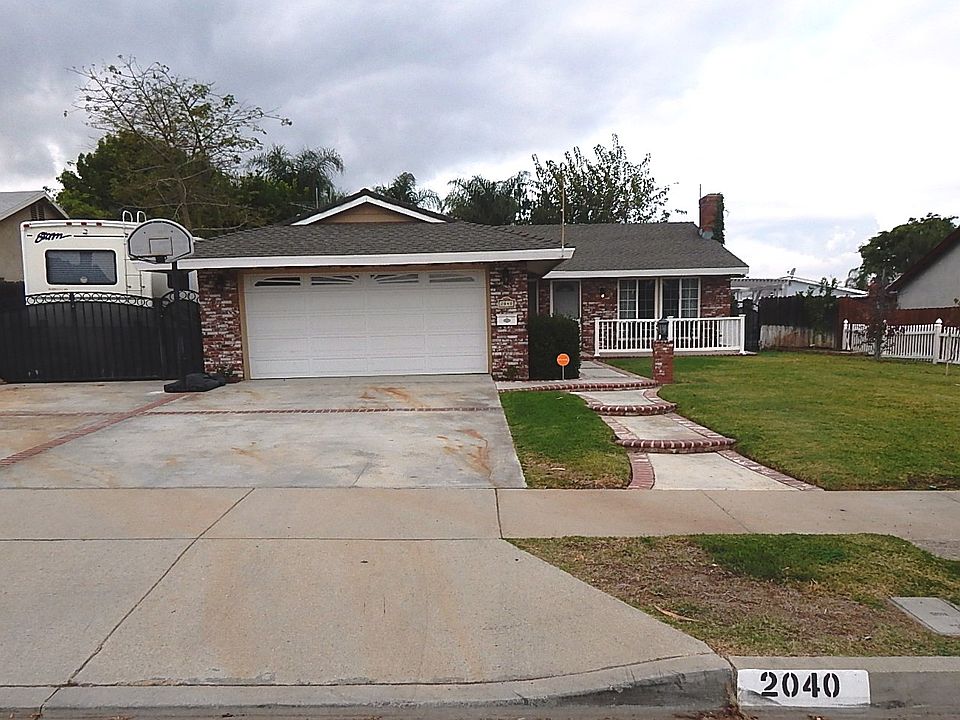 Large driveway w/ RV parking