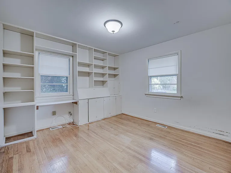 121 Winston Dr — Photo 17