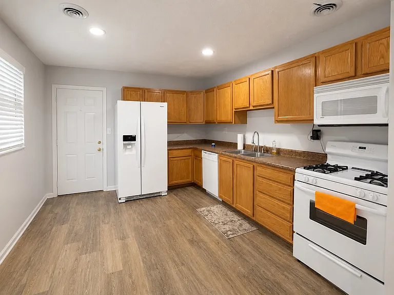10010 Donau Ln — Photo 2