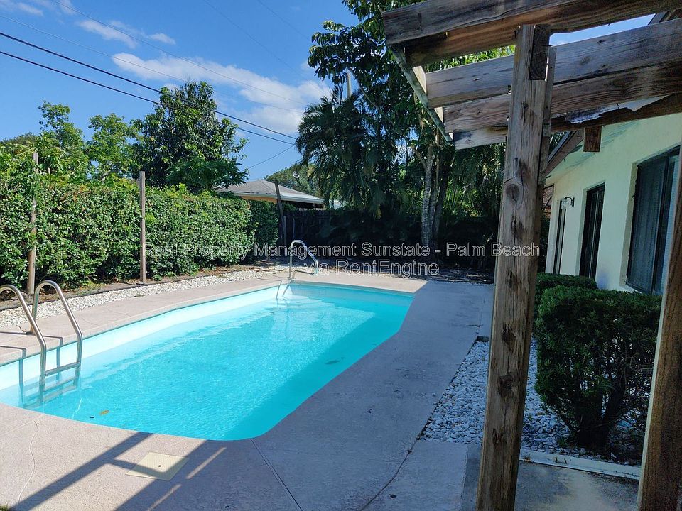 1st image of 609 White Water Dr