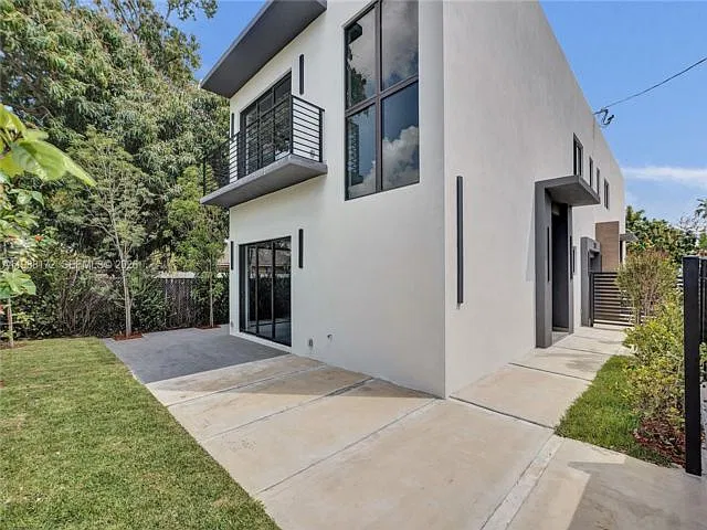 2421 SW 16th Ter — Photo 15