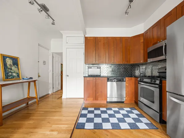 466 15th Street 8 image 2 of 5