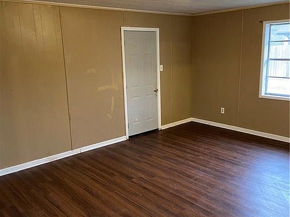 3rd image of 2936 Hillcrest Dr