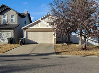 255 SE Panamount Ln NW, Calgary, AB T3K5Y3
