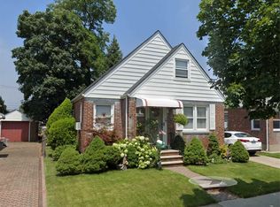 25419 84th Rd, Floral Park, NY 11001
