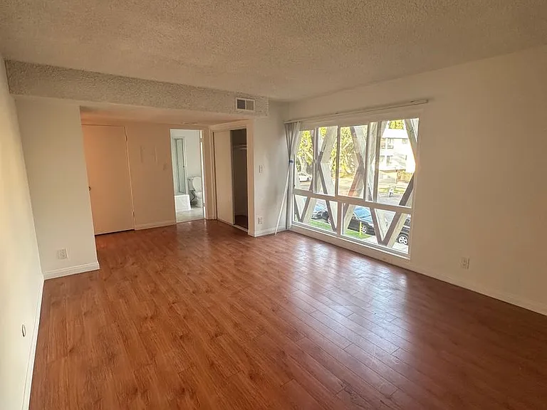 511 N Kenmore — Photo 10
