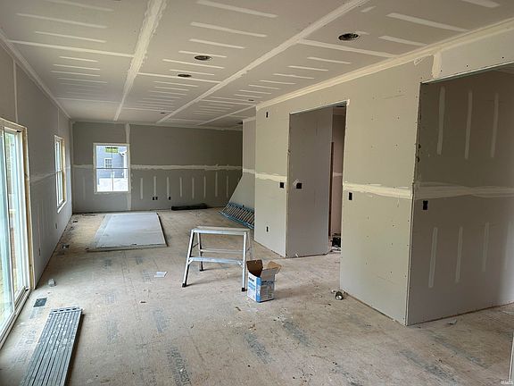 3rd image of 916 S Lantern Ln