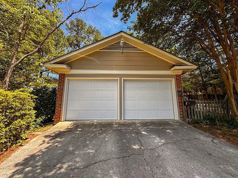 2305 Mirror Lake Dr — Photo 30