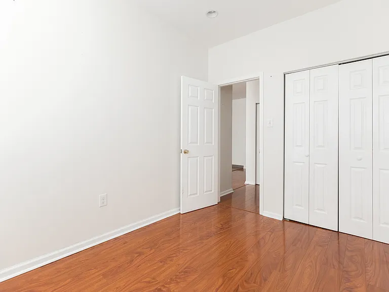 Chandler Apartments — Photo 9