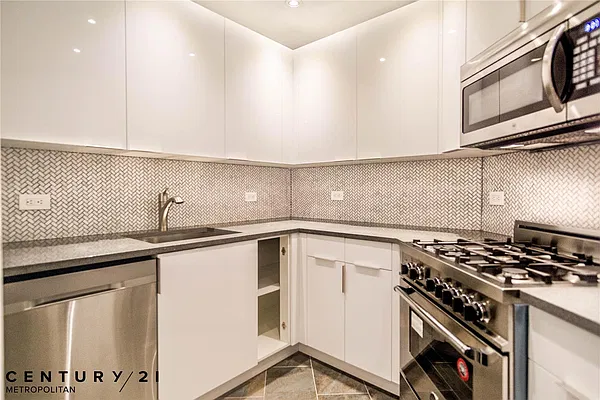 Rented by Century 21 Metropolitan | media 12