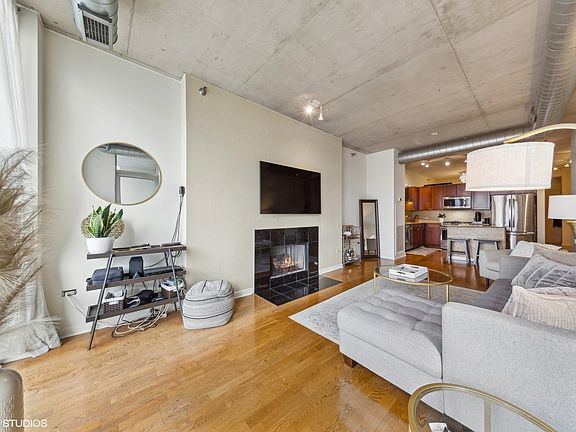 4th image of 720 N Larrabee St APT 909