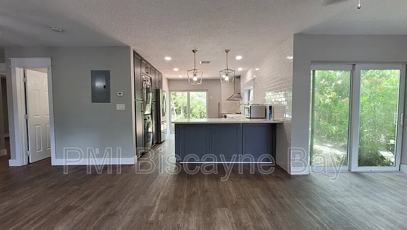 3 bed, 2.0 bath, 1137 sqft, $3,000 — Photo 3